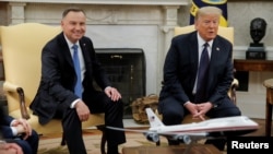 Дональд Трамп во время встречи с президентом Польши Анджеем Дудой в Овальном кабинете Белого дома в Вашингтоне, США, 24 июня 2020 года