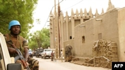 Un Casque bleu patrouille à l’extérieur de la mosquée de Mopti, dans le centre du Mali, le 30 mai 2018.
