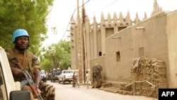 Un soldat de la paix avec les patrouilles des Nations Unies à l'extérieur de la mosquée de Mopti, au centre du Mali, le 30 mai 2018.