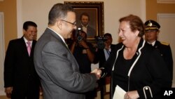 Aponte - La embajadora cuando fue recibida por el presidente de El Salvador, Mauricio Funes, en la capital de ese país.