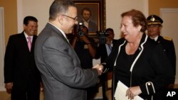 La embajadora cuando fue recibida por el presidente de El Salvador, Mauricio Funes, en la capital de ese país.