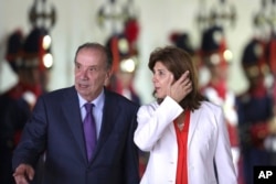 La canciller colombiana, María Ángela Holguín, a la derecha, con el ministro de RR.EE. de Brasil, Aloysio Nunes, llegan a la reunión del Comité Binacional Brasil-Colombia en el Palacio Itamaraty, en Brasilia, Brasil. Miércoles 21 de febrero de 2018.