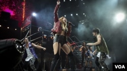 Miley Cyrus durante su concierto en Rio de Janeiro, Brazil, parte de la gira del álbum Corazón gitano.