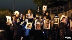 2017년 미국 워싱턴에서 열린 북한자유주간 행사 중 중국의 강제북송을 규탄하는 집회가 열렸다. 참가자들이 북송된 주민들의 사진을 들고 촛불집회를 벌이고 있다. (자료사진)