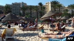 突尼斯首都南部苏塞海滨度假地一家四星酒店沙滩上的游客（资料图片）