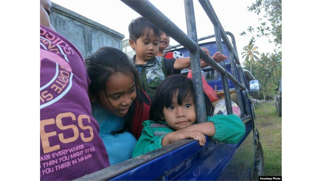 Warga desa yang terdampak aktifnya gunung Agung di Bali, dievakuasi dengan menggunakan pickup terbuka menuju 125 lokasi, yang tersebar di tujuh kabupaten yaitu Badung, Bangli, Buleleng, Denpasar, Gianyar, Karangasem, Klungkung dan Tabanan. (Foto courtesy: BNPB)