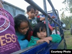 Warga desa yang terdampak aktifnya gunung Agung di Bali, dievakuasi dengan menggunakan pickup terbuka menuju 125 lokasi, yang tersebar di tujuh kabupaten yaitu Badung, Bangli, Buleleng, Denpasar, Gianyar, Karangasem, Klungkung dan Tabanan. (Foto courtesy: BNPB)