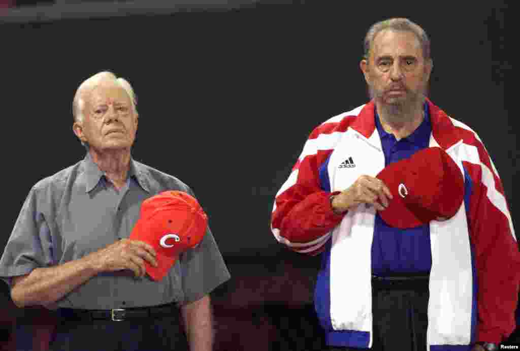 L'ancien président des États-Unis Jimmy Carter et le président cubain Fidel Castro, écoutent l'hymne nationale de Cuba au stade de baseball à La Havane, le 14 mai 2002.