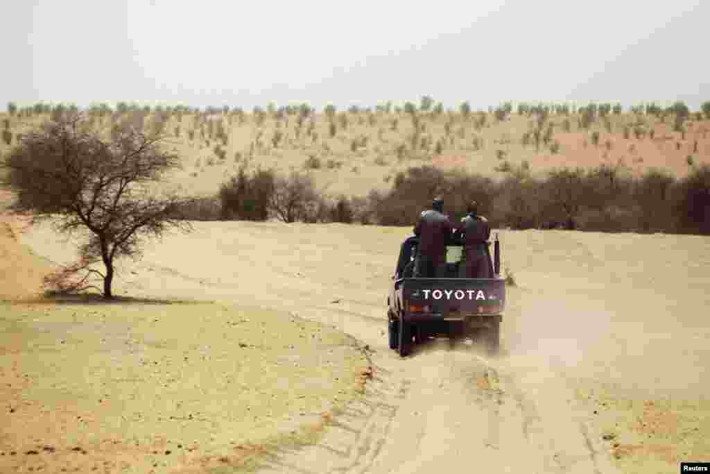 Des gendarmes mauritaniens patrouillant le d&eacute;sert, pr&egrave;s du camp de r&eacute;fugi&eacute;s de Mbera. 