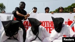 Aksi teatrikal di Dhaka Bangladesh untuk memrotes hukuman mati di Arab Saudi (foto: ilustrasi). 