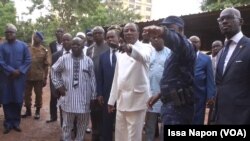 Le président guinéen Alpha Condé sur le site de l'attaque du 13 août à Ouagadougou, Burkina Faso, le 17 août 2017. (VOA/Issa Napon)