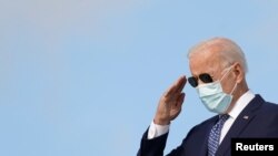 El presidente de Estados Unidos, Joe Biden, saluda al abordar el Air Force One para partir de la Base Conjunta Andrews en Maryland, Estados Unidos, el 20 de septiembre de 2021.