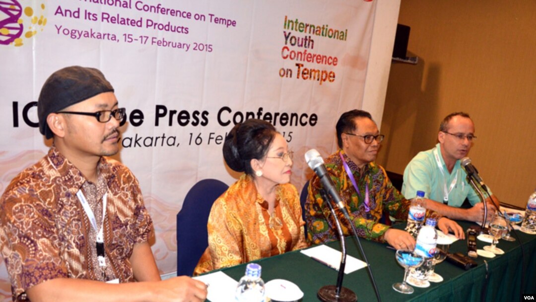 Para pembicara Konferensi Internasional tentang Tempe di Yogyakarta (17/2). (VOA/Munarsih Sahana)