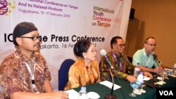 Para pembicara Konferensi Internasional tentang Tempe di Yogyakarta (17/2). (VOA/Munarsih Sahana)