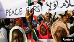 Warga Sudan melanjutkan aksi protes di depan kantor Kementerian Pertahanan di Khartoum. 