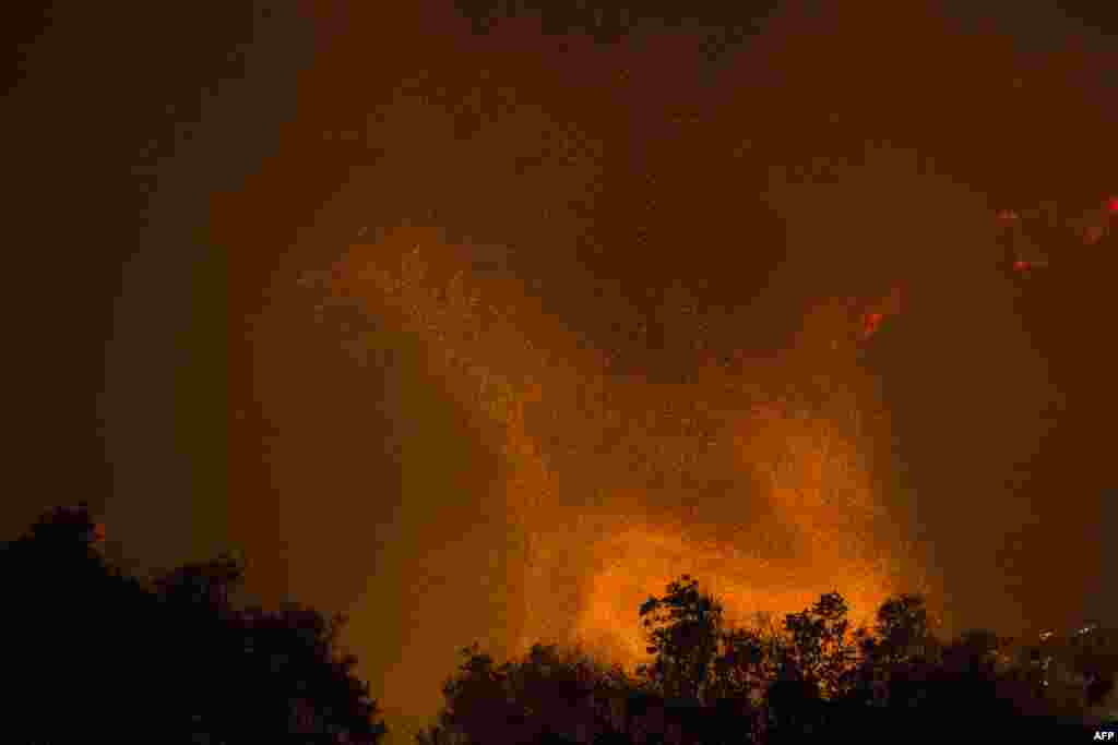 Tiupan angin kencang mengangkat api ke angkasa, di lokasi kebakaran hutan di Santa Barbara, California.