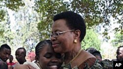Graca Machel durante uma visita ao Zimbabué, numa missão para defender os direitos das crianças naquele país