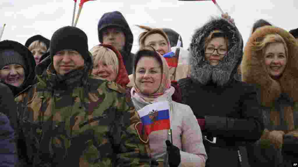 La population salue les militaires russes qui reviennent de Syrie, 15 mars 2016.
