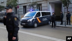 12月1日，西班牙警察在在最高法院前站崗。