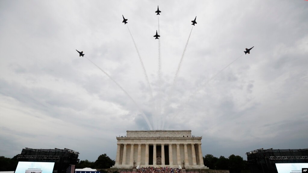 TT Trump và phu nhân Melania, Phó TT Mike Pence và phu nhân theo dõi màn biểu diễn của phi đội Blue Angels vào lúc kết thúc sự kiện Salute to America trước Đài tưởng niệm TT Lincoln ngày 5/7/2019. (AP Photo/Alex Brandon)