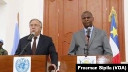 Le secrétaire général de l'ONU Antonio Guterres et le président centrafrican Faustin-Archange Touadéra, Centrafrique, le 26 octobre 2017. (VOA/Freeman Sipila)