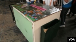 "Kariton" or pushcart in Filipino is on display at a pushcart classroom orientation in one of the toughest neighborhoods of Caloocan, the poorest municipality in Metro Manila, May 25, 2012. (S. Orendain/VOA)