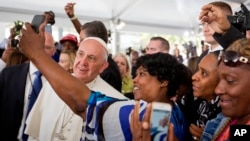 A woman takes a selfie with Pope Francis during his visit to Catholic Charities of the Archdiocese of Washington, D.C., Sept. 24, 2015.