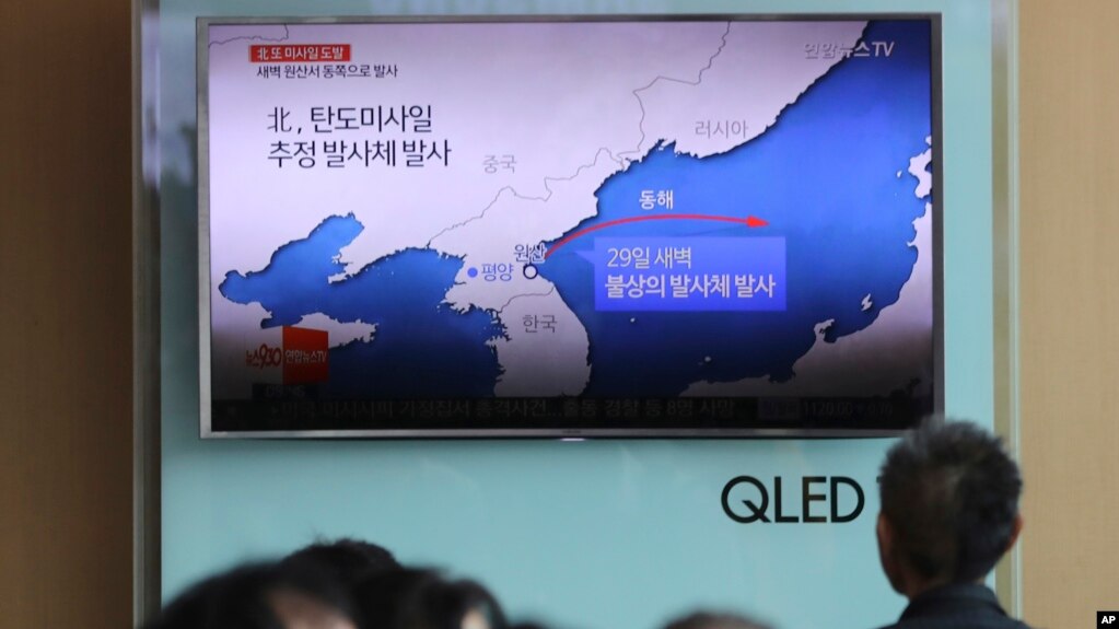 ຜູ້ຄົນພາກັນເບິ່ງໂທລະພາບ ທີ່ລາຍງານ ການຍິງລູກສອນໄຟ ຂອງເກົາຫລີເໜືອ. 