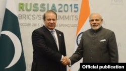 Pokiston Bosh vaziri Navoz Sharif (chapda) Hindiston Bosh vaziri Narendra Modi bilan. 15-iyul, 2015-yil, Ufa, Rossiya.