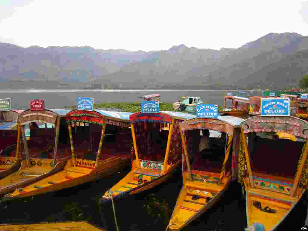 Shikaras in Dal Lake in Srinagar, Indian Kashmir. (Aru Pande/VOA) 