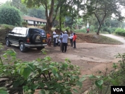 Would-be voters mill about a polling station at Makerere University, Feb. 18, 2016. (J. Craig/VOA)