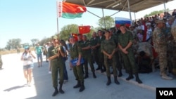 8月份俄羅斯舉辦國際軍事比賽活動，在南部葉伊斯克市防空部隊比賽中手舉國旗的白俄羅斯軍隊士兵。後面是俄羅斯和中國國旗。