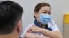 Foto Kementerian Komunikasi dan Informasi Singapura menunjukkan vaksin virus corona COVID-19 diberikan kepada staf perawat senior Sarah Lim (kanan) saat Singapura memulai latihan vaksinasi, 30 Desember 2020. (Foto: AFP)