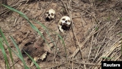 Human skulls suspected to belong to victims of a recent combat between government army and Kamuina Nsapu militia are seen on the roadside in Tshienke near Kananga, the capital of Kasai-central province of the Democratic Republic of Congo, March 12, 2017. 