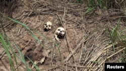 Des crânes humains supposés appartenir aux victimes de récentes violences entre l'armée du gouvernement et la milice de Kamuina Nsapu sont aperçus à Tshienke, près de Kananga, chef-lieu du Kasaï central, République démocratique du Congo, 12 mars 2017.