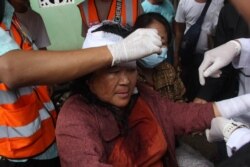 နှိမ်နင်းခံရတဲ့ မန္တလေး ဆန္ဒပြပွဲအတွင်း ဒဏ်ရာရသွားတဲ့ အမျိုးသမီးတဦး။ (ဖေဖော်ဝါရီ ၂၀၊ ၂၀၂၁။ ဓာတ်ပုံ - ဗွီအိုအေမြန်မာပိုင်း)