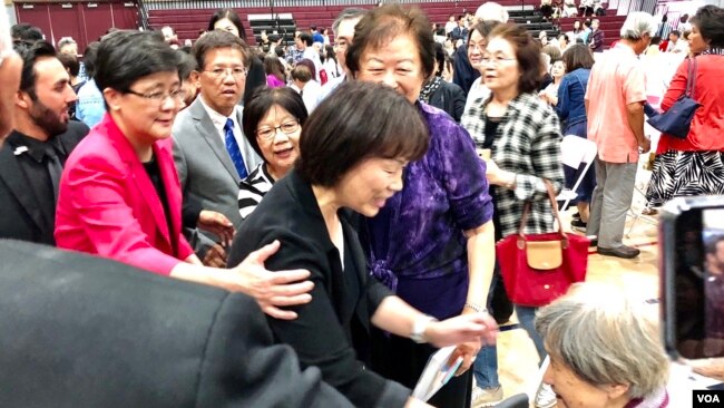在2019年10月12日于尔湾南海岸中华文化中心举行的读者见面会上龙应台女士走下讲台问候一名年长粉丝