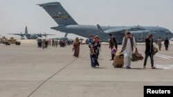 ده هزار شهروند افغان در جریان عملیات تخلیۀ نظامی از افغانستان به بیرون از آن کشور منتقل شدند