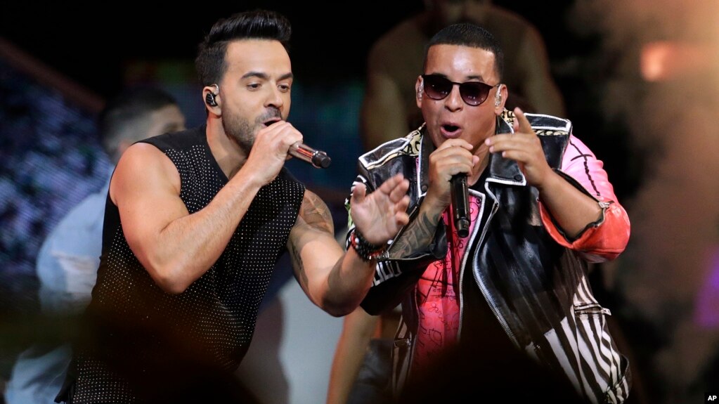 Luis Fonsi (izquierda) y Daddy Yankee actuaron en la entrega de premios Latin Billboard Awards en Coral Gables, Florida, EE.UU. el 27 de abril de 2017 donde interpretaron "Despacito".
