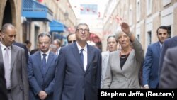 Christine Lagarde, directrice générale du FMI, avec le Premier ministre tunisien de l’époque Habib Essid (3ème à gauche) à Tunis, en Tunisie, le 8 septembre 2015.