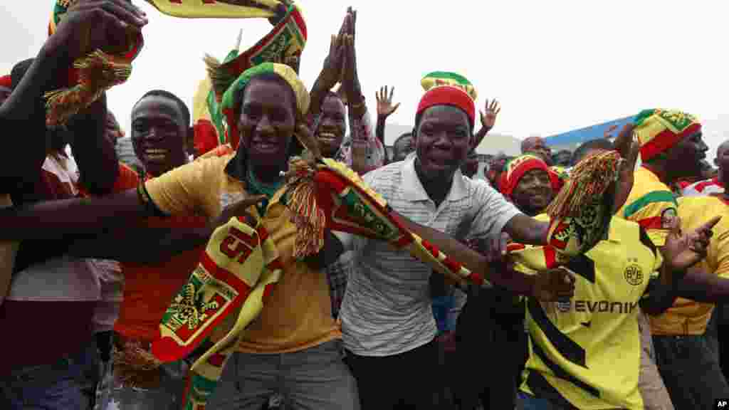 Des supporters maliens acclament leur équipe nationale de football à son arrivée à l&#39;aéroport international de Malabo à Malabo, Guinée équatoriale vendredi J16 janvier 2015.