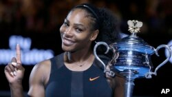 Serena Williams tenant son trophée de vainqueur de l'Open Australie après avoir battu sa soeur Venus en finale, Australie le 28 janvier 2017 