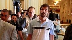 Gazetari amerikan James Foley (djathtas)