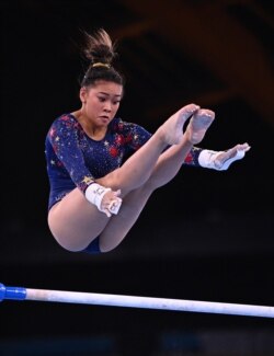 Sunisa Lee ໃນການແຂ່ງຂັນຮອບທໍາອິດຢູ່ງານກິລາ Olympics 2020 ທີ່ໂຕກຽວ ໃນວັນທີ 25 ກໍລະກົດ 2021