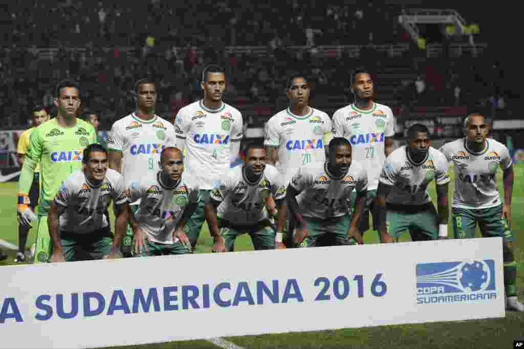 Players of Brazil&#39;s Chapecoense team pose before a Copa Sudamericana soccer match against Argentina&#39;s San Lorenzo in Buenos Aires, Argentina, Nov. 2, 2016.&nbsp;The team was on it&#39;s way for a Copa Sudamericana final match against Colombia&#39;s Atletico Nacional when the plane crashed in a mountainous area outside Medellin, Colombia.