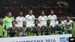 wachezaji wa timu ya Chapecoense kabla ya kuelekea katika michuano ya Copa Amerika ya kusini kupambana na timu ya Argentina ya San Lorenzo in Buenos Aires, Argentina, Nov. 2, 2016. 