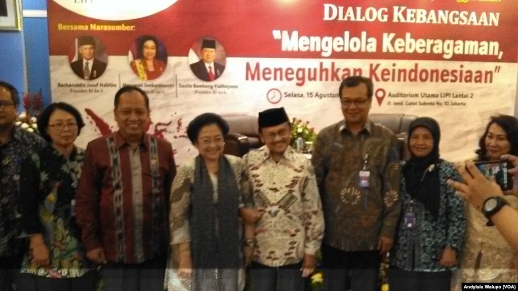 Mantan Presiden BJ Habibie dan Megawati Sukarnoputri berfoto bersama dalam dialog kebangsaan Lembaga Ilmu Pengetahuan (Indonesia Kamis 15 Agustus (foto: VOA/Andylala Waluyo)