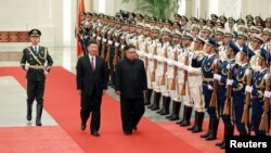 중국을 방문한 김정은 북한 국무위원장이 19일 중국 베이징 인민대회당에서 시진핑 주석과 의장대를 사열하고 있다.