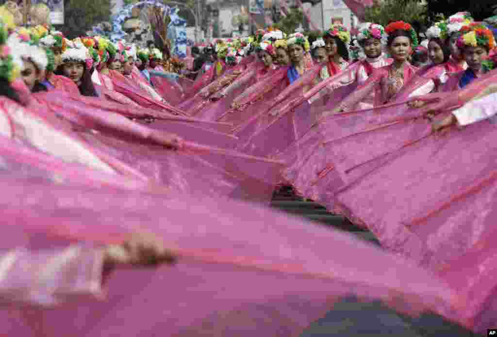 Para penari tampil dalam festival tradisional ngarot di Indramayu, Jawa Barat, untuk menyambut musim panen padi.