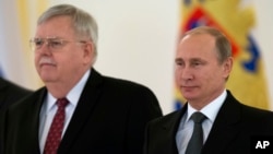 Duta Besar AS untuk Rusia yang baru John Tefft (kiri) bersama Presiden Rusia Vladimir Putin di Moskow, Rusia hari Rabu (19/11).